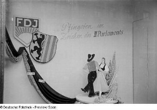 Sichtwerbung für das IV. Parlament der FDJ in einem Schaufenster eines Textilwarenladens
