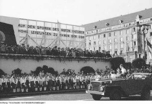 Theater, Film, Rundfunk, Fernsehen: Fernsehspiel "Spielbank", Sowjetischer Film "Erwachsene Kinder", Sowjetische Künstler unterwegs in Dresden, Französische Filmschauspieler, Landessender Dresden, Übertragungswagen, Sprecher, Antennen auf Häuserdächern, Sprecher mit Henrik Beer, Sekretär der Liga der Rotkreuzgesellschaften, Mai 1961 - Oktober 1965 & Königstein, Familie Fülfe und "Struppi", Mai 1961 - Oktober 1965 & Dresden, Modell des Fernsehturms, Architekten: Kurt Nowotny, Hermann Rühle, Johannes Braune, Mai 1961 - Oktober 1965