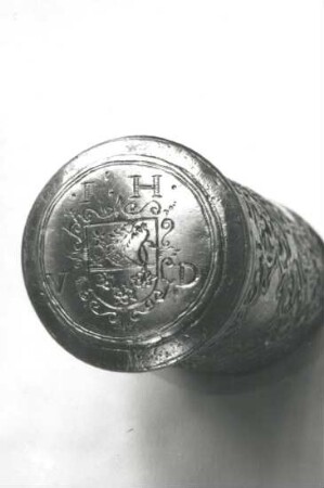 Streitkolben. Detail: Silberbeschlag mit Wappen der Henkel von Donnersmark