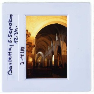 Barletta, Basilika St. Sepolcro : Blick in das Mittelschiff