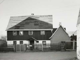 Pirna-Mockethal. Bauernhof, Am Rundling 5 : Pirna-Mockethal (Kreis Sächsische Schweiz). Bauernhof, Am Rundling 5. Wohnhaus. Straßenfront mit Einfriedung