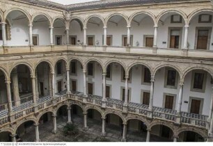 Palazzo Reale & Palazzo dei Normanni, Cortile Maqueda