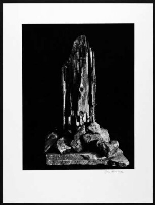 Objekt aus Holz und Stein, benannt "Turm zu Babel"