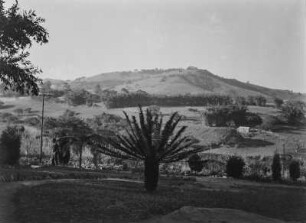 Hügelige Landschaft : Blick auf einige Siedlungen in der hügeligen Landschaft im südafrikanischen Tafelland
