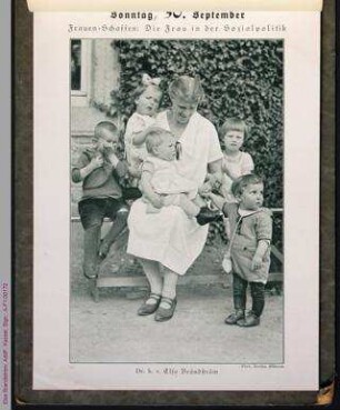 Elsa Brandström im Kreis von Kindern