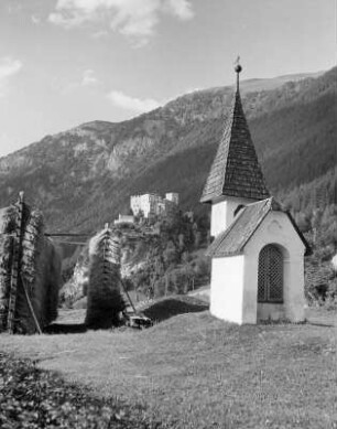 Matrei in Osttirol. Landschaftsausschnitt mit Wegekapelle