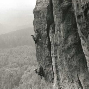 Sächsische Schweiz. Affensteine, Freier Turm. Seilschaft Bernd Arnold am "Spiel mit dem Feuer", Erstbegehung 3. Juni 1984