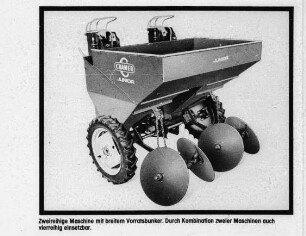Zweireihige Maschine mit breitem Vorratsbunker. Durch Kombination zweier Maschinen auch vierreihig einsetzbar.