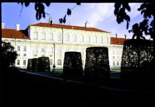 Oberschleißheim: Schloss Schleißheim, Westfassade mit Parkanlage