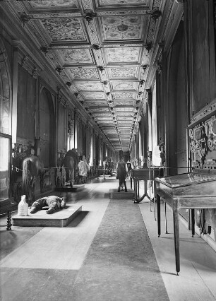 Langer Gang, Gewehrgalerie : Residenzschloss. Historisches Museum Dresden (Rüstkammer). Raumaufnahme der Gewehrgalerie (Langer Gang) mit abgestellten Vitrinen und Pferden nach der 1. Bergung, August 1939