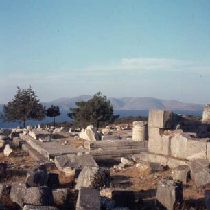 Rhamnús, Tempel der Themis und Tempel der Nemesis, Rhamnús gegenüber Euboia. Rechts Nemesis-Tempel, Ende 6. Jh., und Themis-Tempel, etwa 430. Sett.9