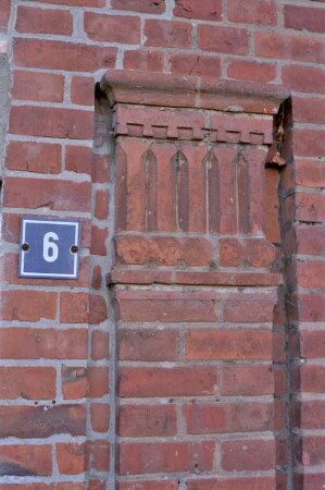 Backsteinhaus: Detailaufnahme: Pilaster neben Haustür, Hausnummer 6