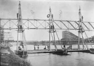 Brückenbauer auf der Brückenbaustelle : Das Blaue Wunder in Loschwitz im Bau. Brückenbauer auf der Brückenbaustelle. Fotografie (1891/1892; A. Kotzsch). Dresden: Privatbesitz