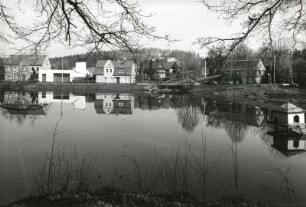 Schmölln-Putzkau. Am Mühlteich. Blick über den Mühlteich zu Wohnhäusern und Höfen Nummer 1, 2 5 und 4