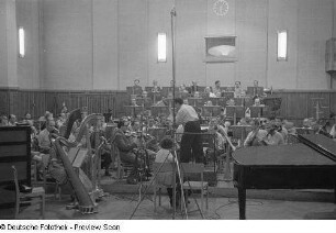 Orchesterprobe mit dem kubanischen Dirigenten Enrique González Mántici