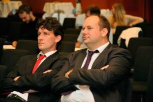 Pressekonferenz. Kai Schulz, Pressesprecher der Stadt Dresden, und Dirk Hilbert, Erster Bürgermeister Dresdens, als Zuhörer