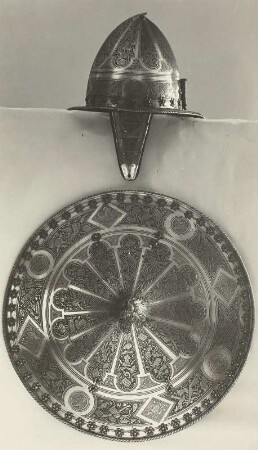 Rundschild und Schützenhaube mit vergoldetem Atzdekor