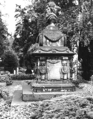 Grabdenkmal des Christian Friedrich Jakob Janus und der Christiane Helene Janus : Grabdenkmal des Christian Friedrich Jakob Janus (gestorben 1790) und der Christiane Helene Janus (gestorben 1793). Sandstein. um 1794. Taucherfriedhof
