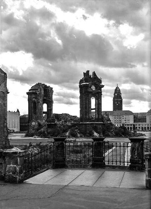 Dresden, Ruine der Frauenkirche : Dresden-Altstadt. Blick von der Brühlschen Terrasse zur Ruine der Frauenkirche, Rathausturm im Hintergrund