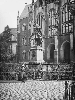 Georgplatz : Dresden. Georgplatz mit dem Theodor-Körner-Denkmal (1871, J. Hähnel, ) vor der Kreuzschule. An den Schmuckgittern die Kinder Ida (?) und Carlo Donadini