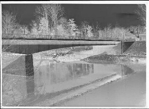 Staustufe Schweinfurt. Straßenbrücke. Blick von oberstrom auf das südliche Feld der neuen Straßenbrücke. Links Pfeiler 4 im Saumain, rechts das südliche Widerlager. Schweinfurter Pegel = 111 cm.
