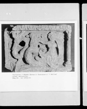 Relief einer Ascheurne