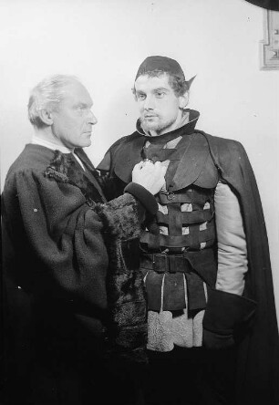 Szenenbilder aus dem Drama "Die Verschwörung des Fiesco zu Genua" von Friedrich Schiller im Theater am Schiffbauerdamm Berlin : Szene mit Lothar Firmans als Verrina (links) und Hans Rüdiger Renn als Fiesco (rechts)