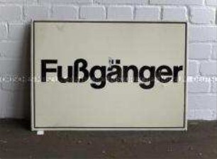 Schild "Fußgänger" für eine Grenzübergangsstelle