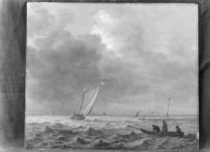 Einmaster und Ruderboot auf leicht bewegtem Wasser