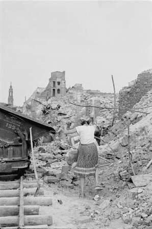 Enttrümmerung im Stadtkern : Dresden-Altstadt. Die Trümmerbahn mit Steinen beladende Frauen