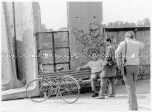 Serie: Mauerfall/Deutsche Einheit: NVA-Soldaten bei einer Abriss-Pause