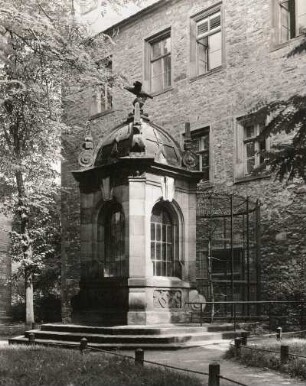 Schloss Merseburg : Merseburg. Rabenkäfig im Schlosshof