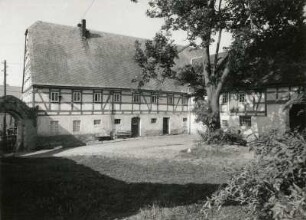Dorfchemnitz, Kammstraße 1 (Ortslagen-Nummer 85). Gut Pribert (1811). Wohnstallhaus und Stallgebäude. Hofansicht