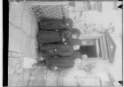 Primizfeier Burth, Krauchenwies; 7 Geistliche vor einem Hauseingang