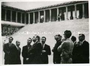 Eine Delegation der polnischen Arbeiterpartei im Pergamonmuseum