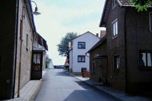 Straßenabschnitt, Häuser