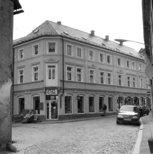 Bad Schandau, Poststraße 1. Wohnhaus mit Ladeneinbau (1880/1899, Kernbau älter). Eckansicht von Osten
