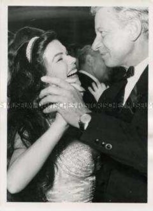 Der Schauspieler Dieter Borsche tanzt mit Laya Raki auf einem Filmball