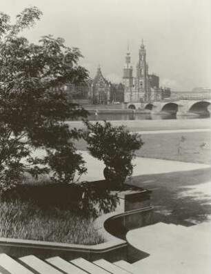 Dresden, Blick vom Neustädter Elbufer auf Schloßplatz und Augustusbrücke