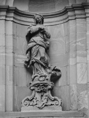 Vier Figuren aus dem Kreuzgang der Mainzer Kartause — Untergeschoß, rechte Nische: Immaculata; im Sockel: Adam und Eva (Relief)