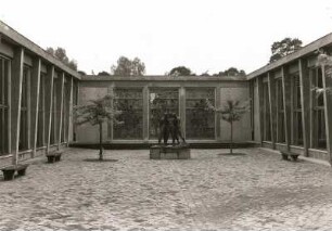 Sachsenhausen (Oranienburg-Sachsenhausen). Gedenkstätte und Museum Sachsenhausen. Gedenkhalle des antifaschistischen Kampfes der Nationen. Innenhof mit Plastik "Stärker als der Tod"