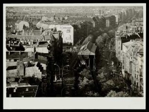 Schönhauser Allee, Berlin : Schönhauser Allee von oben mit Blick auf die U-Bahn-Brücke an der Haltestelle Eberwalder Straße, Prenzlauer Berg, Berlin