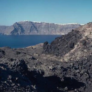Thera = Santorini. Blick von den Kaiménia auf die Steilküste unter Imeroviglion