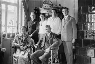 Familienbildnis, aufgenommen in einem Wohnzimmer