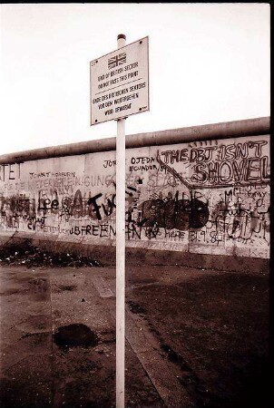Berlin: Potsdamer Platz; Blick über die Mauer auf die Neue Mauer