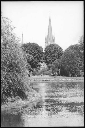 Neustadt in Sachsen. Anlagen mit Teich : Neustadt in Sachsen. Anlagen mit Teich und Turmspitze der St. Jacobi Kirche