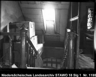 Braunschweigisches Landeshauptarchiv/Niedersächsisches Staatsarchiv in der Alten Kanzlei, Wolfenbüttel [um 1950] Enthält: Blick vom oberen Absatz einer Treppe nach unten, links: gestapelte Kisten