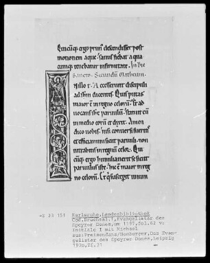 Evangelistar des Speyrer Domes — Initiale I mit dem Erzengel Michael, Folio 62verso