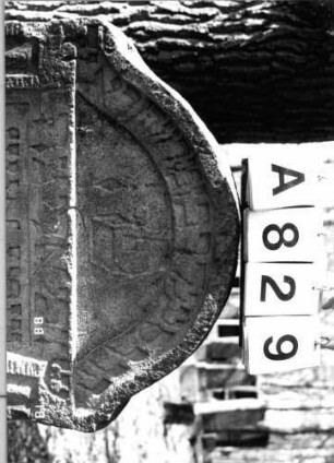 Grabstein 829 (Index: 99902241) Material: Sandstein Maße HxBxT: 110x64x11 cm Besonderheit: kulturhistorisch wertvoll / hist.-wiss. Gründe (Gemeindestellung): Grabstein 829A