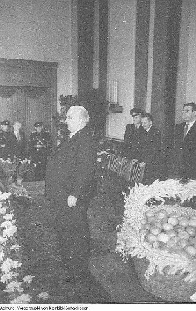 Dresden. Wilhelm Pieck, Präsident der DDR, in Dresden bei der Landesregierung Sachsen, November 1949